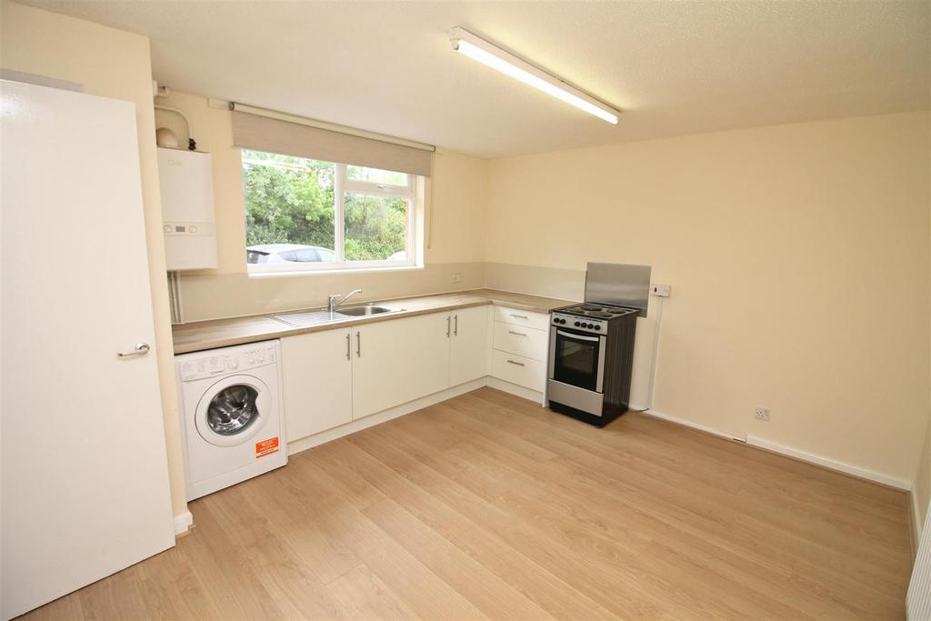 Leopard Drive, Pennyland, Milton Keynes 3 bed end of terrace house £