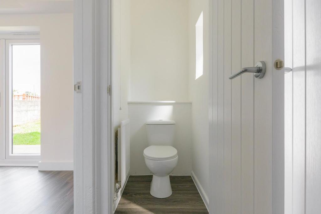 TNECSERCNOTIDERC81 - WC A.jpg