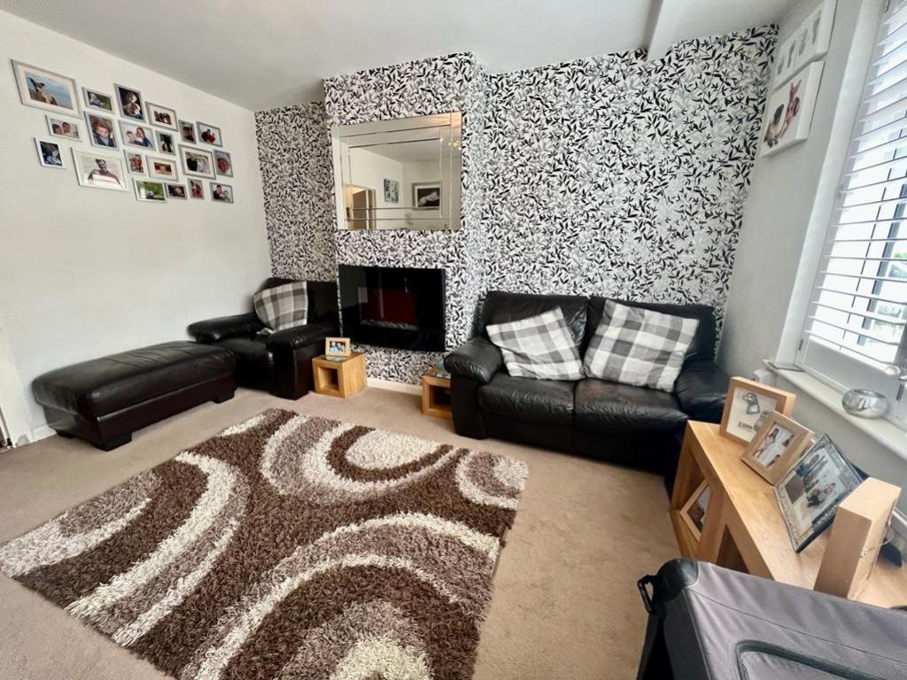 Warwick Avenue, Egham, Surrey, TW20 3 bed end of terrace house £450,000