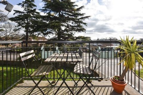 3 Normanhurst, Ashford, TW15 2NX