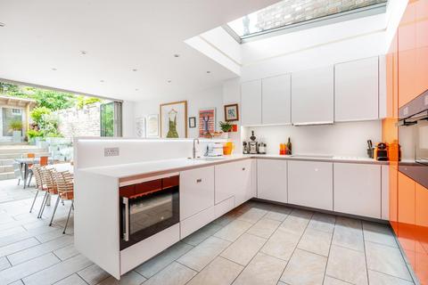 15 Cleaver Square, London, SE11 4DW