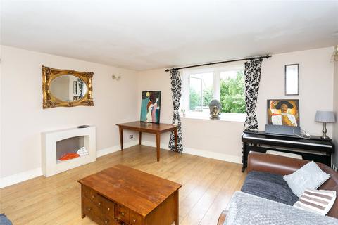 2 bedroom apartment for sale - Elizabeth House, Exeter Close, Watford, Hertfordshire, WD24