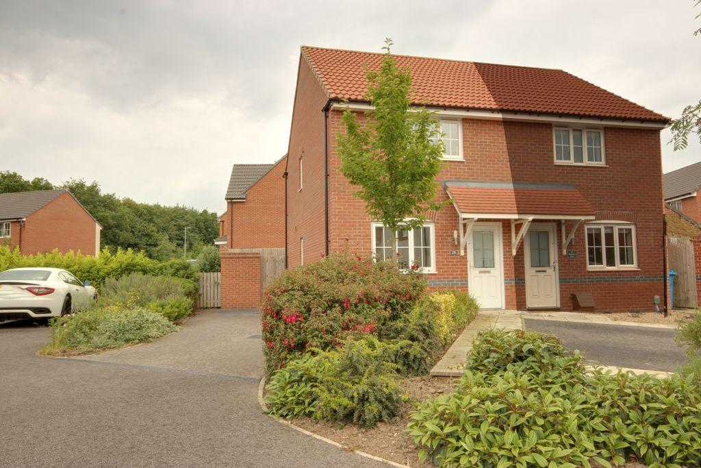 Blackthorn Garth, Beverley HU17 8FZ 2 bed semidetached house £800