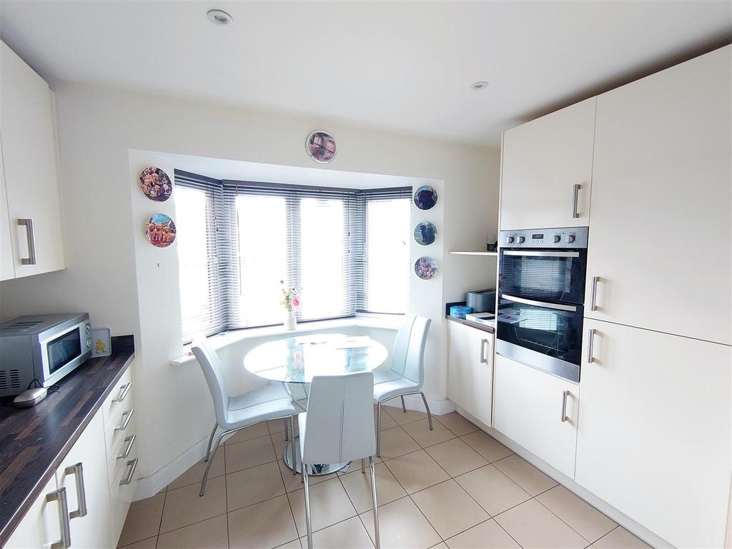 Kitchen b.jpg