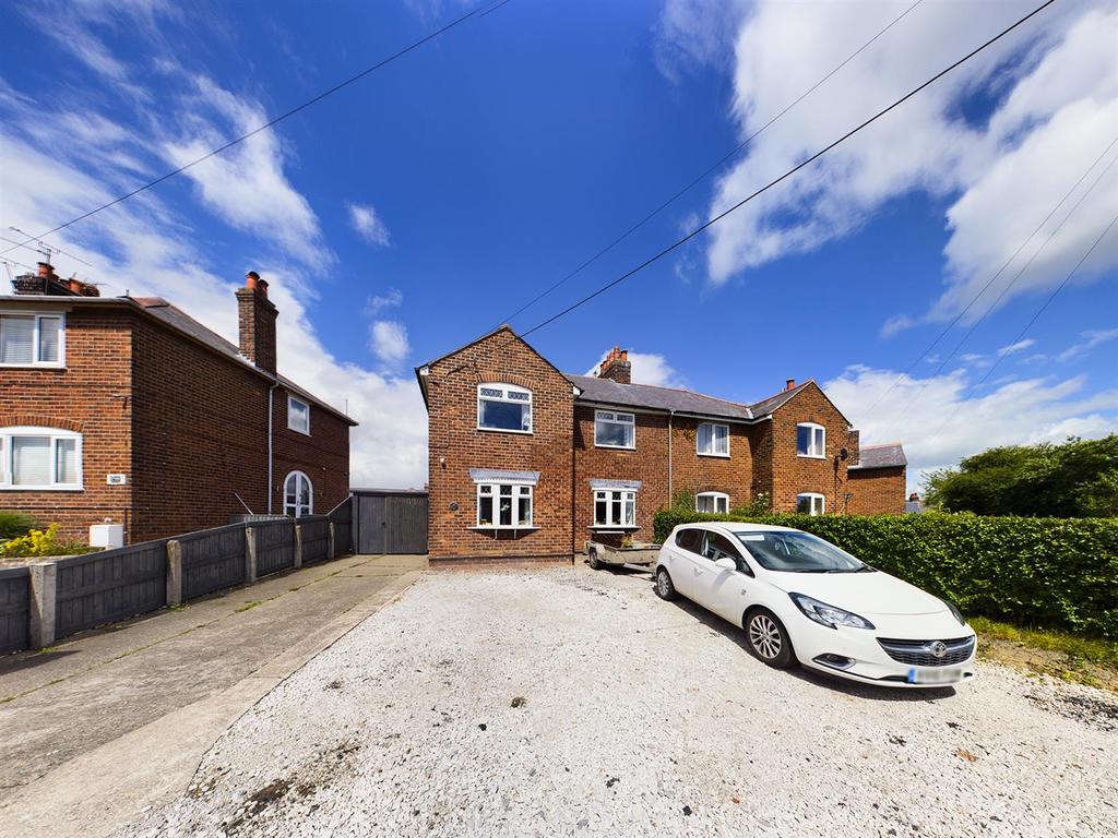 Henblas Road, Rhostyllen, Wrexham 4 bed semidetached house £220,000