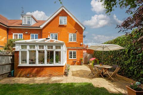 9 The Cressinghams, Epsom, KT18 5DJ
