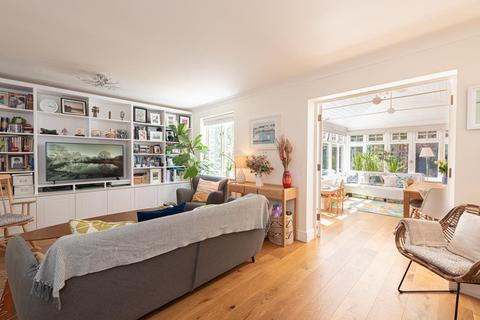 9 The Cressinghams, Epsom, KT18 5DJ