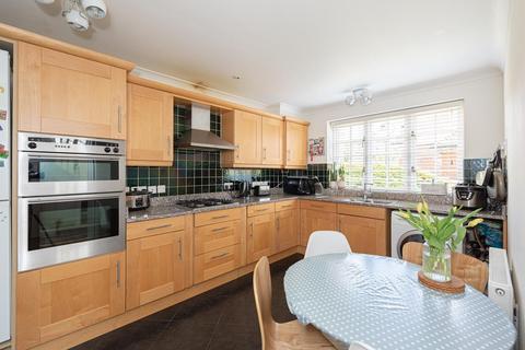 9 The Cressinghams, Epsom, KT18 5DJ