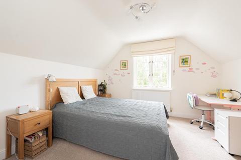 9 The Cressinghams, Epsom, KT18 5DJ