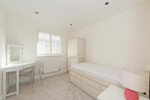 5 Calvert Close, Epsom, KT19 8AB