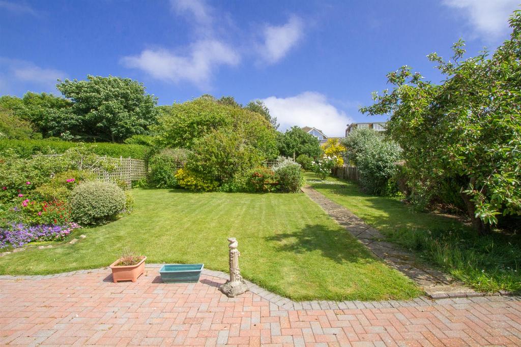 Central Avenue, Cliffs, Peacehaven 3 bed detached bungalow
