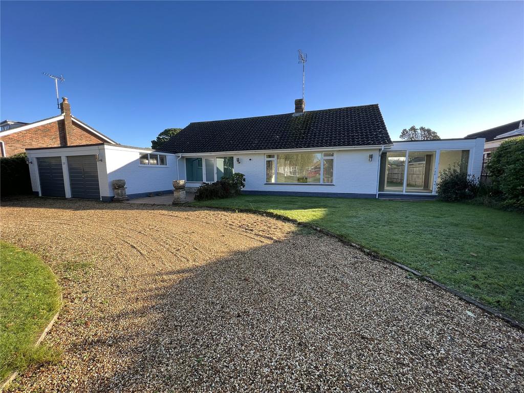 Myrtle Grove, Willowhayne, East Preston, West Sussex 3 bed bungalow £2,750 pcm (£635 pw)
