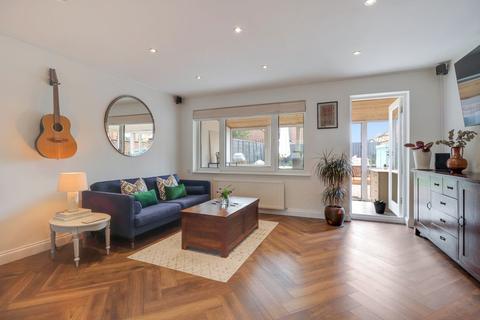 10 Belvedere Close, Guildford, GU2 9NP