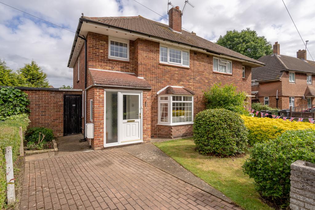 Leatherhead 3 bed semidetached house £500,000