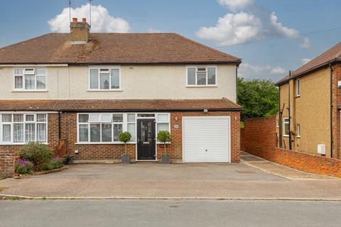24 Barnett Close, Leatherhead, KT22 7DW