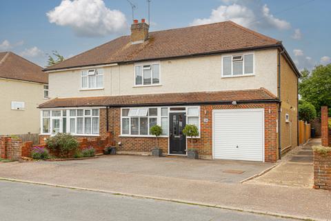 24 Barnett Close, Leatherhead, KT22 7DW