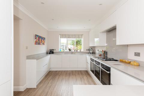 24 Barnett Close, Leatherhead, KT22 7DW