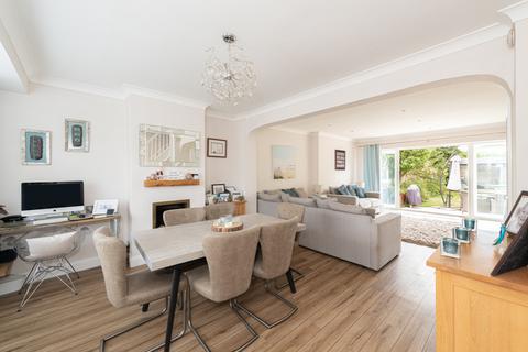 24 Barnett Close, Leatherhead, KT22 7DW