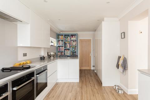 24 Barnett Close, Leatherhead, KT22 7DW