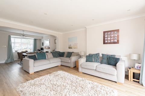 24 Barnett Close, Leatherhead, KT22 7DW