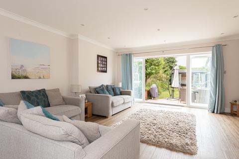 24 Barnett Close, Leatherhead, KT22 7DW