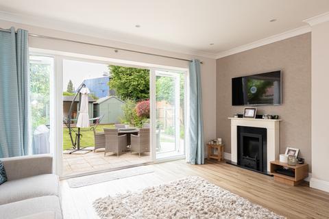 24 Barnett Close, Leatherhead, KT22 7DW