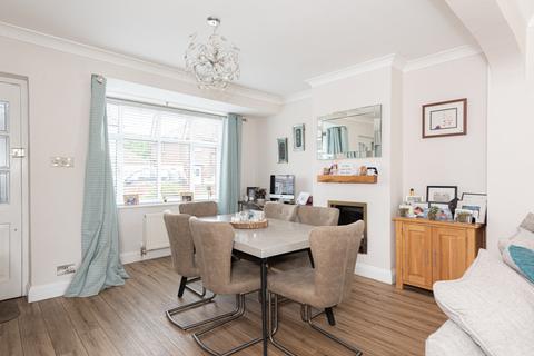 24 Barnett Close, Leatherhead, KT22 7DW