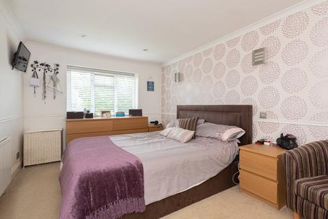 24 Barnett Close, Leatherhead, KT22 7DW