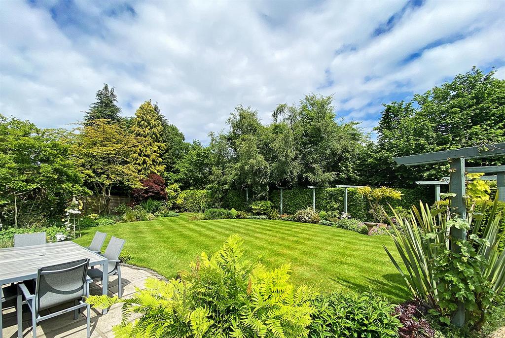 Ravenwood Drive, Hale Barns, Altrincham 4 bed detached house £900,000