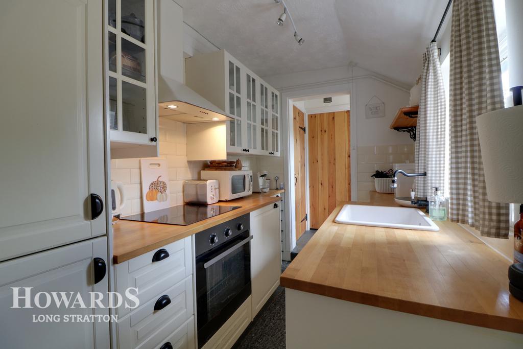 Ipswich Road, Long Stratton 2 bed semidetached house £210,000