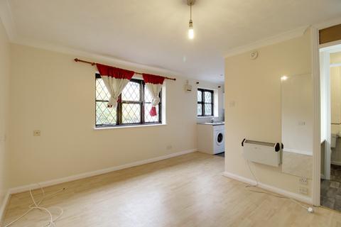 Studio to rent, Chancellor Gardens, South Croydon CR2