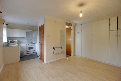 Studio to rent, Chancellor Gardens, South Croydon CR2