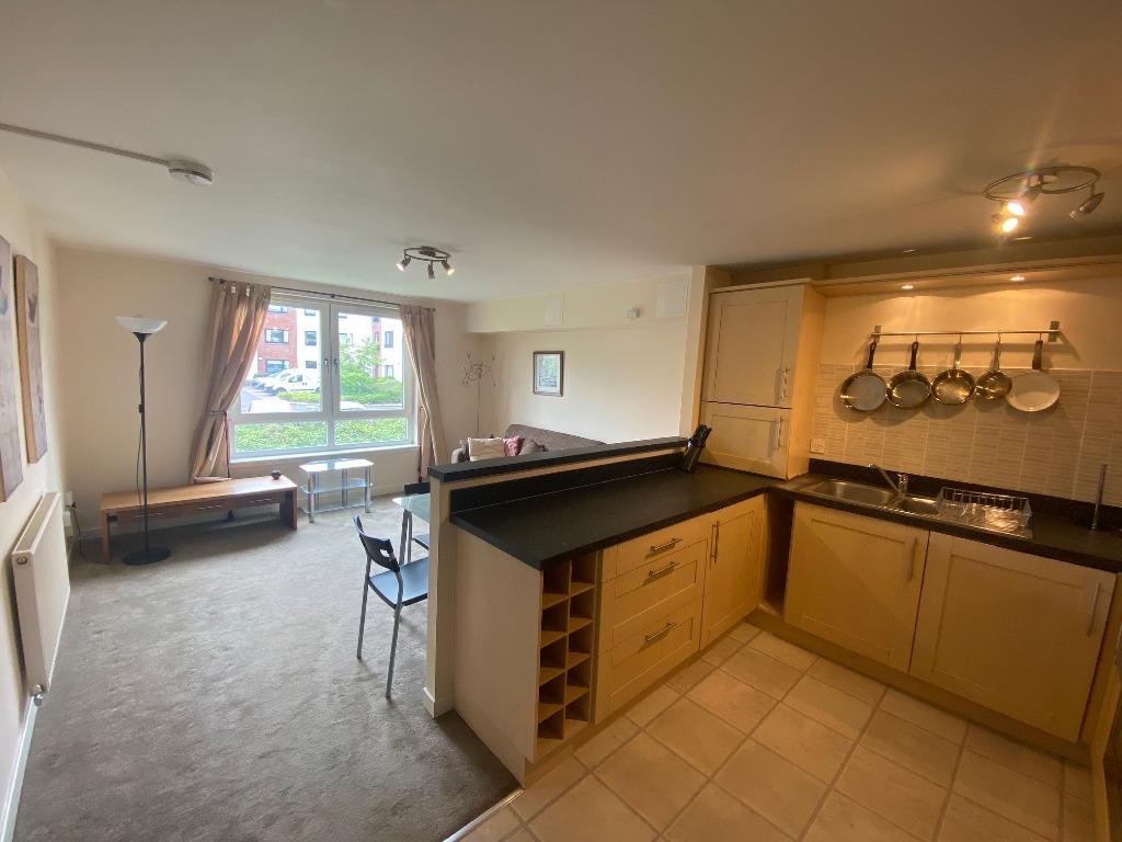 New Mart Square, Chesser, Edinburgh... 2 bed flat £1,200 pcm (£277 pw)