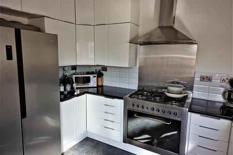 204 Bellingham Road, London, SE6 1EJ