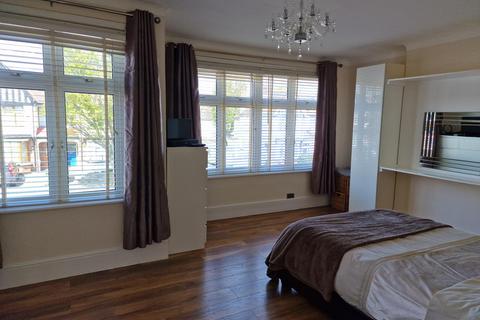 204 Bellingham Road, London, SE6 1EJ