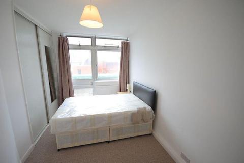 2 bedroom apartment to rent - Queen Annes Court, Peascod Street, Windsor, Berkshire, SL4