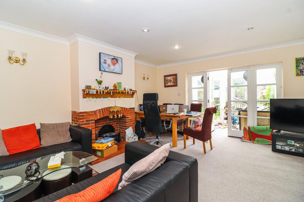 The Crescent, Abbots Langley, Herts, WD5 3 bed terraced house £550,000