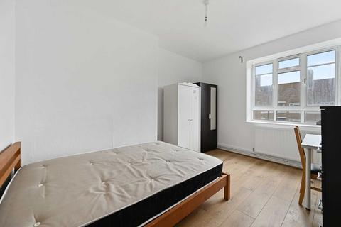 4 bedroom flat to rent, Australia Road, White City Estate, London W12 7QF