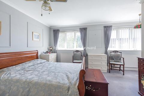 18 Oak Grove, West Wickham, BR4 0QP