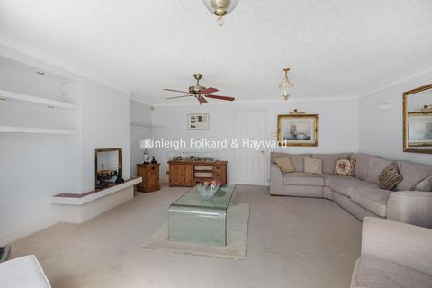 18 Oak Grove, West Wickham, BR4 0QP