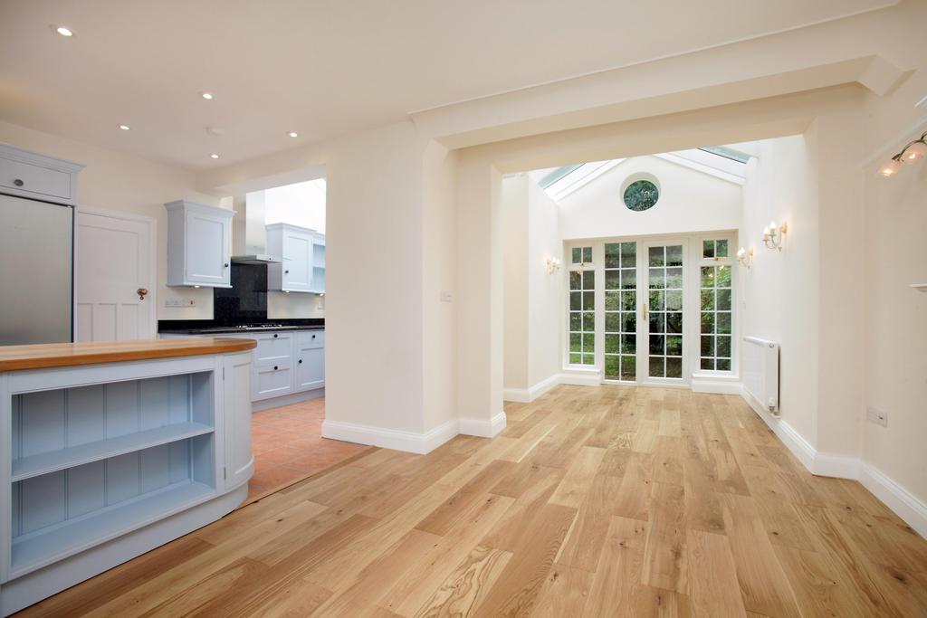 Michelham Gardens, Twickenham... 4 bed house £3,600 pcm (£831 pw)