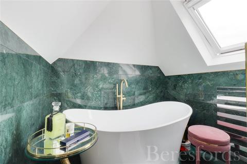 46 Woodstock Avenue, Romford, RM3 9NF