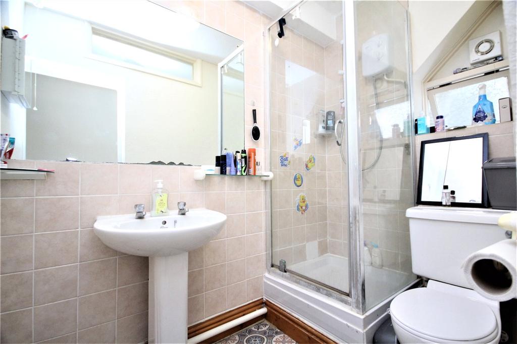 Seabrook Court, Cecil Road, Lancing... 1 bed apartment £775 pcm (£179 pw)