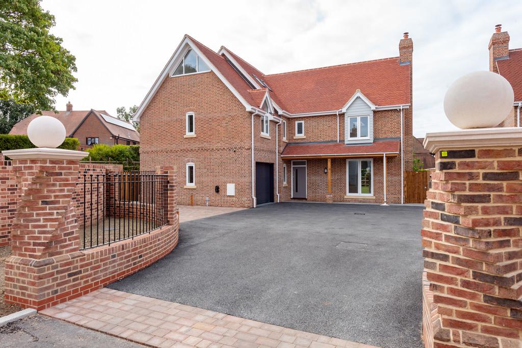 Poplar House The Croft Braiswick Co4 5bg 5 Bed Detached House £