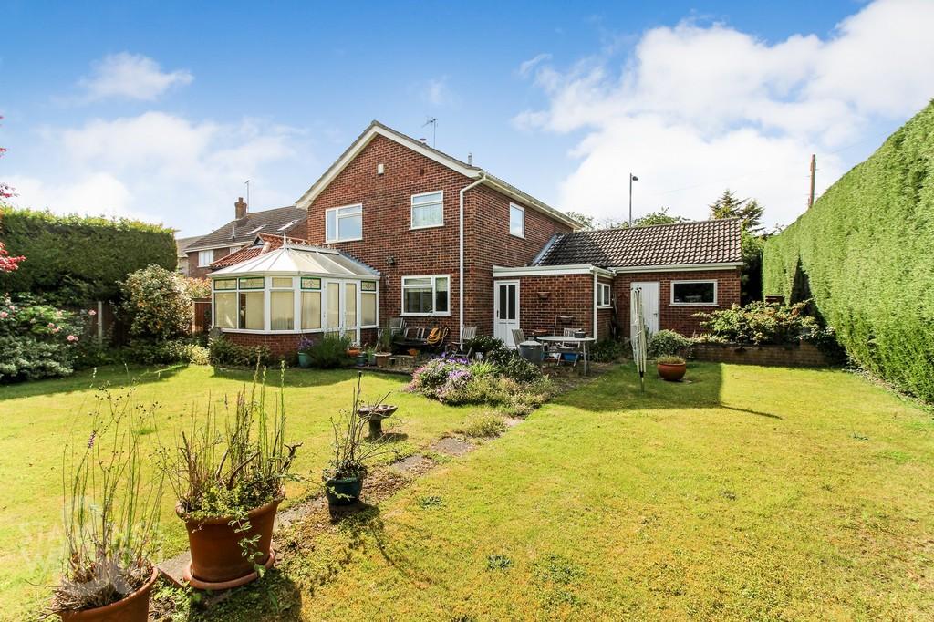 Carr Lane, Poringland, Norwich 3 bed detached house £375,000