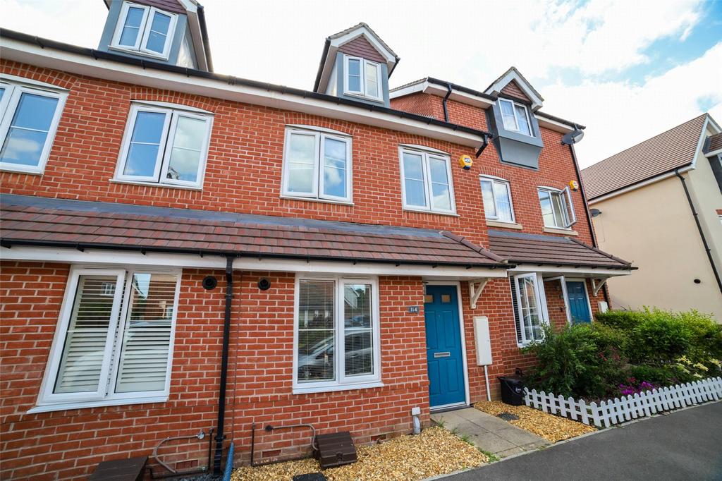 Jasmine Square, Woodley, Reading... 3 bed townhouse £1,650 pcm (£381 pw)