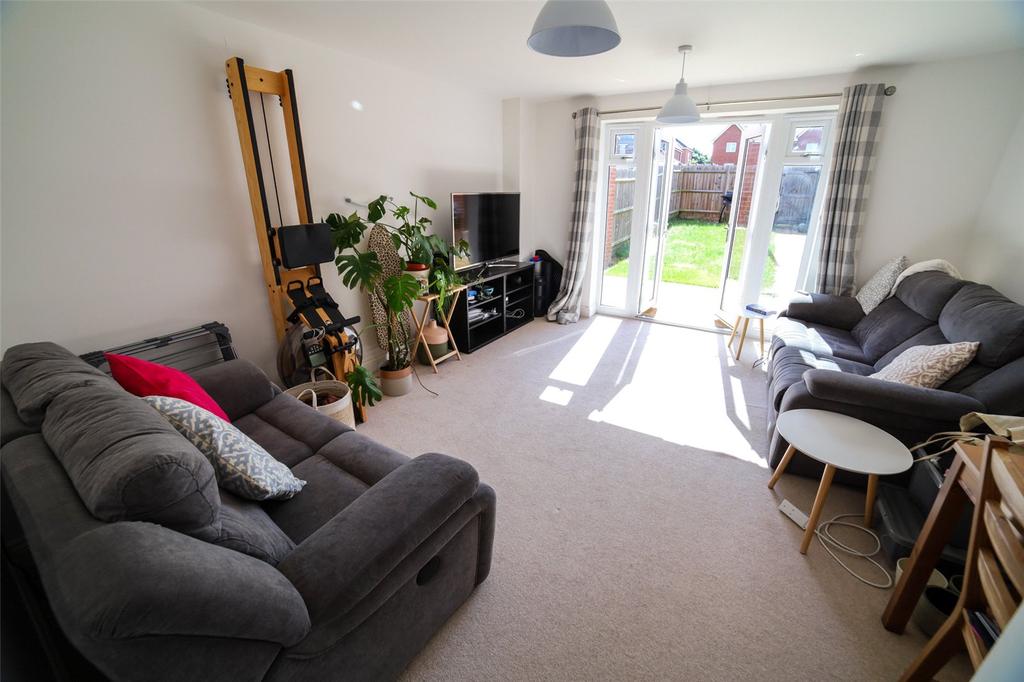Jasmine Square, Woodley, Reading... 3 bed townhouse £1,650 pcm (£381 pw)
