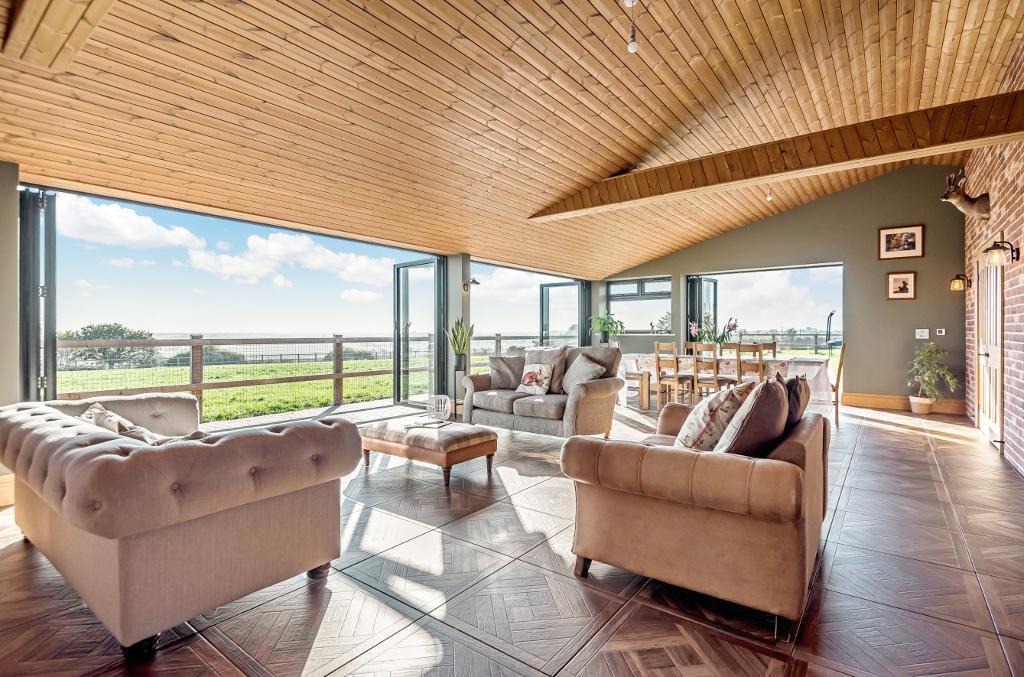 Harwich Road, Great Oakley, CO12 5FH 4 bed detached house £1,000,000
