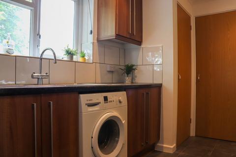 3 bedroom flat to rent, Derby Street