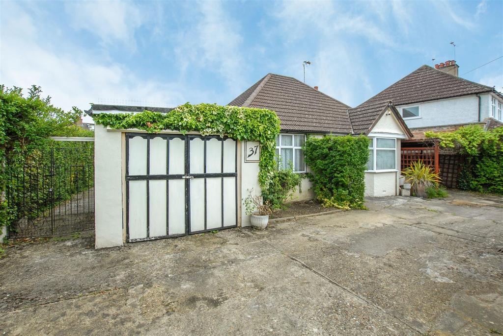 Burston Drive, Park Street, St. Albans 3 bed detached bungalow for sale